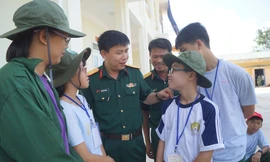 Trung tá Trần Viết Năng, Phó trưởng ban Thanh niên Quân đội trò chuyện với các học viên tham gia khóa "Học kỳ trong Quân đội" ở tỉnh Khánh Hòa
