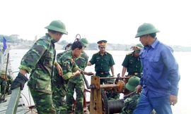 Thiếu tướng Nguyễn Hữu Hùng (khi đó là thượng tá) đang chỉ huy, kiểm tra công tác an toàn trong bắc cầu phao Đuống phục vụ sửa chữa cầu Đuống năm 2010.
