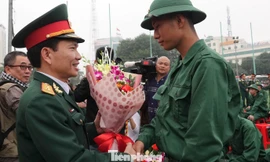 Trung tá Nguyễn Minh Hoan, Phó trưởng Ban Thanh niên Quân đội tặng quà, động viên thanh niên thành phố Vinh lên đường nhập ngũ, sáng 12/2