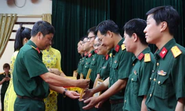 Lãnh đạo Viện KH-CN Quân sự trao giải cho các tác giả, nhóm tác giả xuất sắc, sáng 16/6