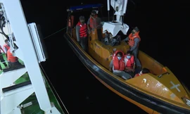 Cận cảnh tàu Kiểm ngư đưa xuồng đón 3 ngư dân thoát nạn tàu chìm