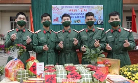 Đoàn viên Đại đội 2 (Liên chi đoàn Tiểu đoàn 1) chia vui với thành quả giải Nhất của Chi đoàn Đại đội 2, sáng 8/2