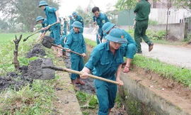Cán bộ, học viên Trường Quân sự tỉnh Nghệ An đang nạo vét trên tuyến kênh thủy lợi của xã Nghi Kim