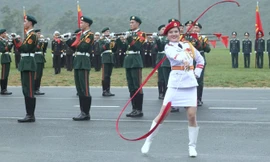 Bộ đội múa súng, hợp luyện diễu binh dưới sương mù