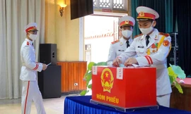 Chiến sĩ BTL Bảo vệ Lăng Chủ tịch Hồ Chí Minh thực hiện quyền bầu cử, sáng 23/5