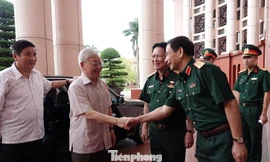 Lãnh đạo Bộ Quốc phòng đón Tổng Bí thư, Chủ tịch nước Nguyễn Phú Trọng tới dự và chỉ đạo Hội nghị cho ý kiến về dự thảo Văn kiện Đại hội đại biểu Đảng bộ Quân đội lần thứ XI, tháng 5/2020. Ảnh: Nguyễn Minh