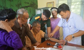 Thượng tá Trần Viết Năng, Trưởng ban Thanh niên Quân đội thăm hỏi các đối tượng chính sách tới khám chữa bệnh miễn phí trong chương trình tri ân tại Phú Thọ, sáng 7/7