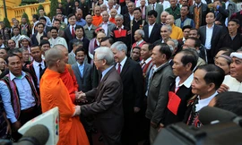 Tổng Bí thư, Chủ tịch nước Nguyễn Phú Trọng trò chuyện thân mật với các già làng, trưởng bản, người có uy tín, chiều 21/12 