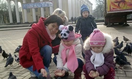 Cô du học sinh Nguyễn Thị Chúc rất yêu trẻ con và làm từ thiện. Ảnh: NVCC