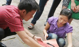 Nhộn nhịp cảnh sĩ tử xin chữ cầu đỗ đạt