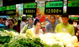 Khách hàng mua sắm hàng Tết chật ních tại hệ thống siêu thị Coop Mart Ảnh: Đại Dương