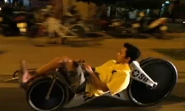 Thanh niên đi dép lê, đạp xe 'cực độc' ở Sài Gòn?