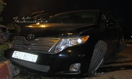 Xe Toyota gãy bánh khi húc vào dải phân cách