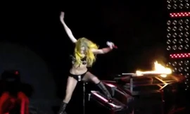 Lady Gaga ngã chổng vó trên sân khấu