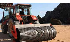 Dùng xe lu ‘trang trí bãi biển’