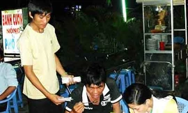 Theo bước chân sinh viên làm nghề hát rong