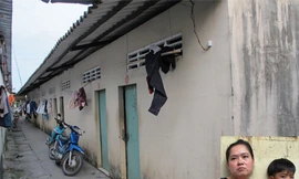 Công nhân chế biến thủy sản bơ vơ