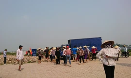 Người dân tụ tập đông người và làm đường trái phép tại Khu đô thị Thanh Hà - Cienco 5. 