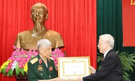 Trao Huy hiệu 70 năm tuổi Đảng tặng nguyên Tổng Bí thư Lê Khả Phiêu