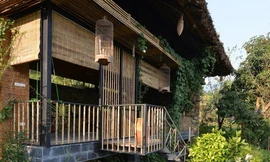 Căn nhà gỗ ở Hòa Bình dốc 30 độ duyên dáng bên hồ 'mê hoặc' báo Tây 