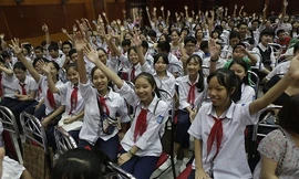 Các em học sinh hào hứng tham gia hoạt động giao lưu tại Lễ trao giải.