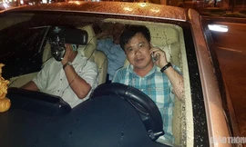 Quân nhân "cố thủ" trong xe không chấp hành đo nồng độ cồn. Ảnh: Tạ Vĩnh Yên.