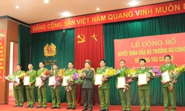 Thứ trưởng Nguyễn Văn Sơn trao quyết định bổ nhiệm Phó Thủ trưởng Cơ quan thi hành án hình sự cho 9 đồng chí.