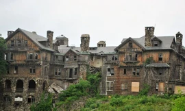 Những căn nhà đổ nát có giá hàng trăm nghìn tỷ