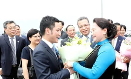 Đại sứ Việt Nam tại Trung Quốc Đặng Minh Khôi (giữa) và các cán bộ, nhân viên Đại sứ quán Việt Nam tại Trung Quốc đón Chủ tịch Quốc hội Nguyễn Thị Kim Ngân. (Ảnh: Trọng Đức/TTXVN)