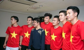 Showbiz 6/2: Con trai nghệ sĩ Quốc Tuấn hạnh phúc chụp ảnh cùng đội U23 Việt Nam