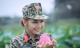 Hot girl thiếu úy đặc công 'gây thương nhớ' với bộ ảnh bên hồ sen