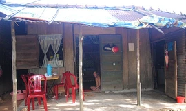 Ngôi nhà "vá chằng vá đụp" của một hộ dân sống tại di tích Kinh thành Huế. Ảnh: Trần Hòe.