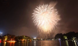 Pháo hoa rực sáng bầu trời chào đón năm mới Kỷ Hợi