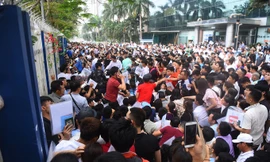 Nghìn người xếp hàng từ 3h sáng xin visa Hàn Quốc