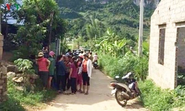 Người dân hiếu kỳ tập trung tại khu vực xảy ra vụ việc.