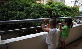 Nguy cơ mất an toàn từ hệ thống lan can chung cư đối với trẻ nhỏ.