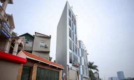 Nhà siêu mỏng, hình thù kỳ dị lại đu bám bên đường nghìn tỷ