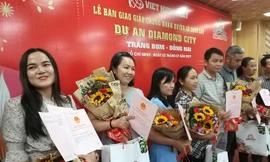 Khách vỡ òa hạnh phúc khi được Việt Hưng Phát trao sổ tại dự án Diamond City.