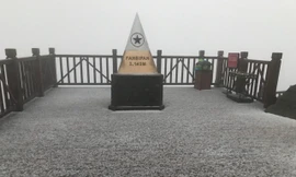 Băng tuyết phủ trắng đỉnh Fansipan.