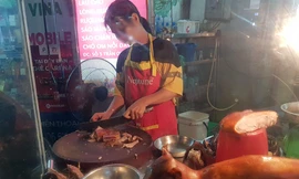 Một cửa hàng thịt chó gần chợ Thái Hà (Đống Đa, Hà Nội). Ảnh: Tất Định