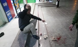 Người đàn ông nghi bị viên đá từ tầng cao chung cư HH Linh Đàm rơi trúng đầu, chảy máu. Ảnh: Cư dân cung cấp.