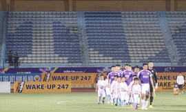 Mục kích khán giả 'mất tích' trên sân Hàng Đẫy ngày thi hành án