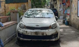 Hình ảnh chiếc ô tô KIA đỗ ở lối đi trong khu tập thể C13 Kim Liên (Đống Đa, Hà Nội) thì bị cháy nham nhở.