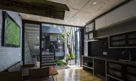 Nhà gạch bê tông nhưng vẫn mát rượi nhờ nhiều cây và bể bơi