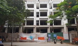 Chủ đầu tư 18 căn nhà liền kề 54 Hạ Đình bất chấp 'lệnh' tạm dừng