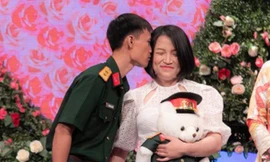 Chàng trung úy chưa một lần nắm tay con gái, vừa hẹn hò vừa... ra điều lệnh