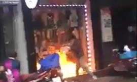 Người đàn ông phóng hỏa đốt cửa hàng của vợ cũ. Ảnh cắt từ clip.