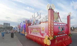Hình ảnh xe hoa tham gia diễu hành Lễ kỷ niệm 30 ngày tái lập tỉnh Phú Yên.