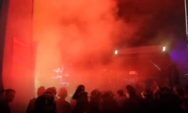 CĐV Hải Phòng đốt pháo sáng chặn đầu xe đội Đà Nẵng