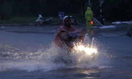 Cư dân các khu đô thị chật vật 'vượt' biển nước trên đường về nhà